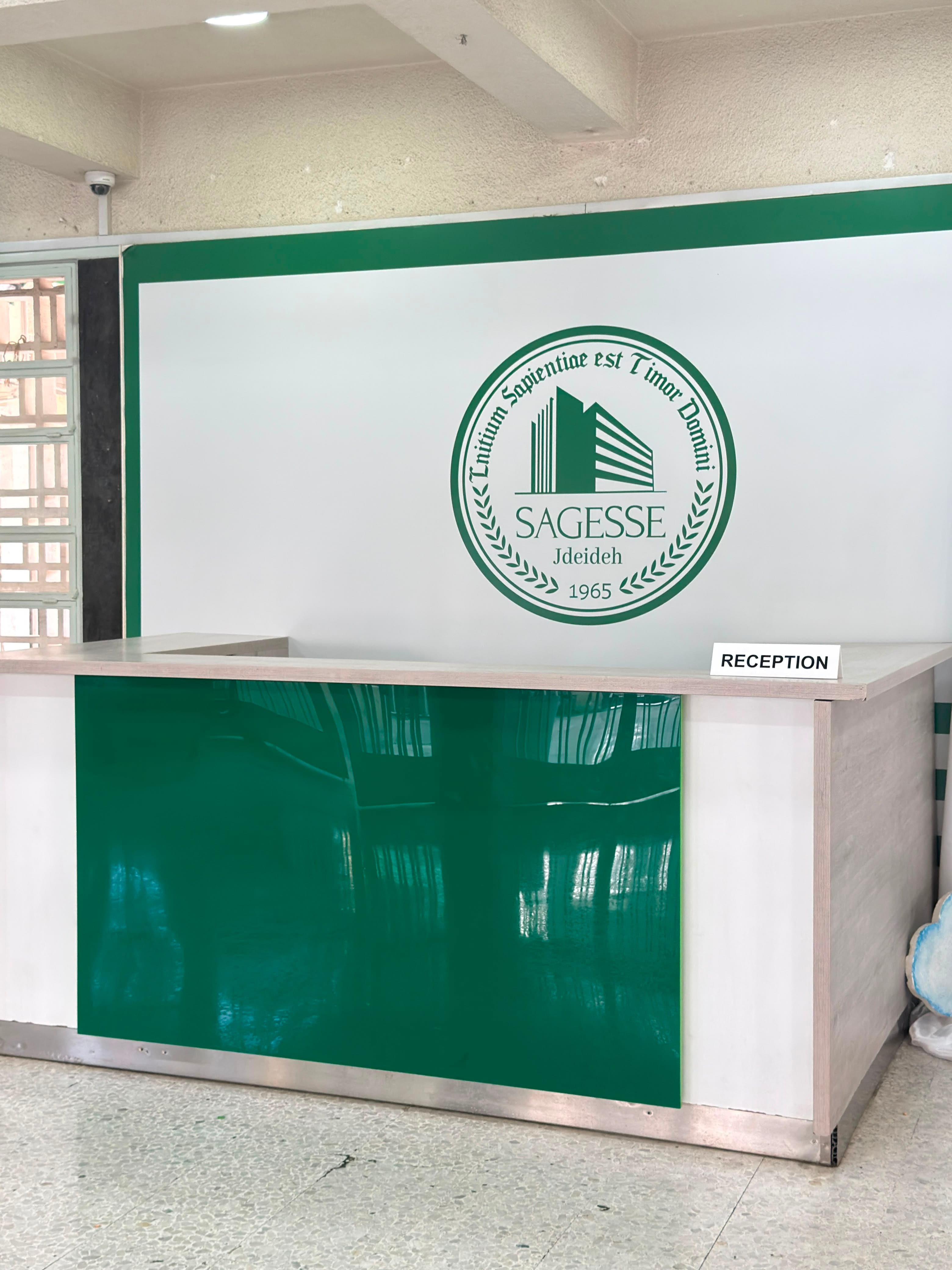 Accueil du collège avec l'emblème Sagesse Jdeideh